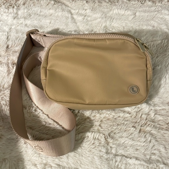 Lole Handbags - Lole Brand Wearable Purse Pouch Adjustable Strap Like New Tan Cream Colored!